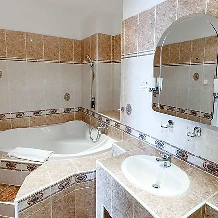فندق Klarinn Castle 4*